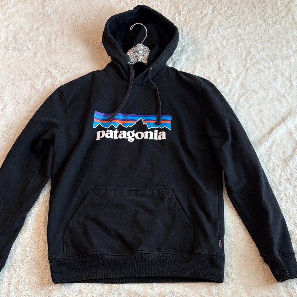 Patagonia P-6 Logo Uprisal Hoody, Color black. Mens Medium.
